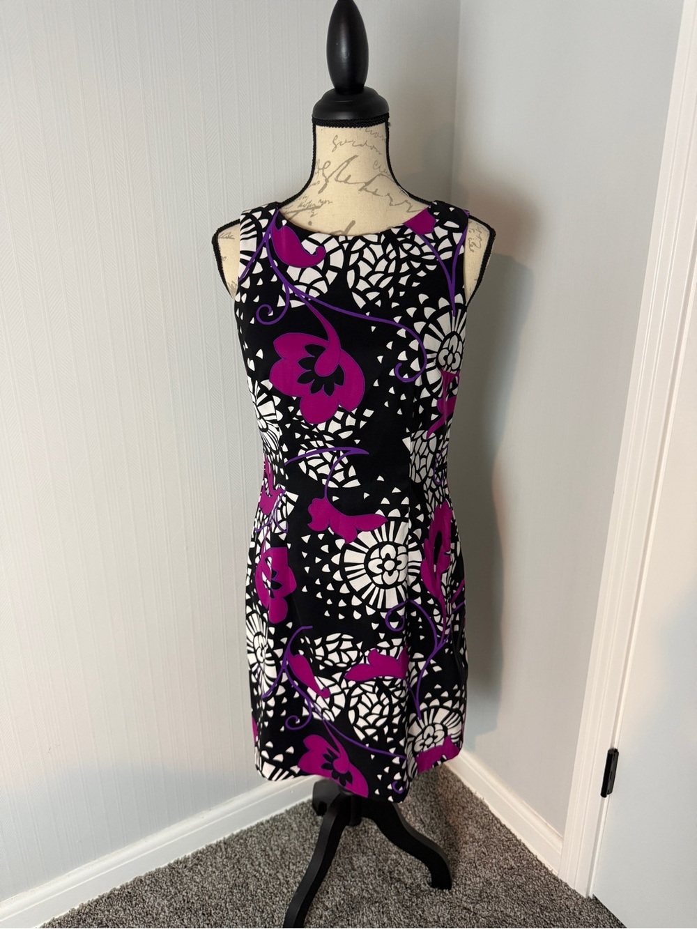 Dressbarn size 8 Sleeveless Black & Purple Floral Sheath Dress